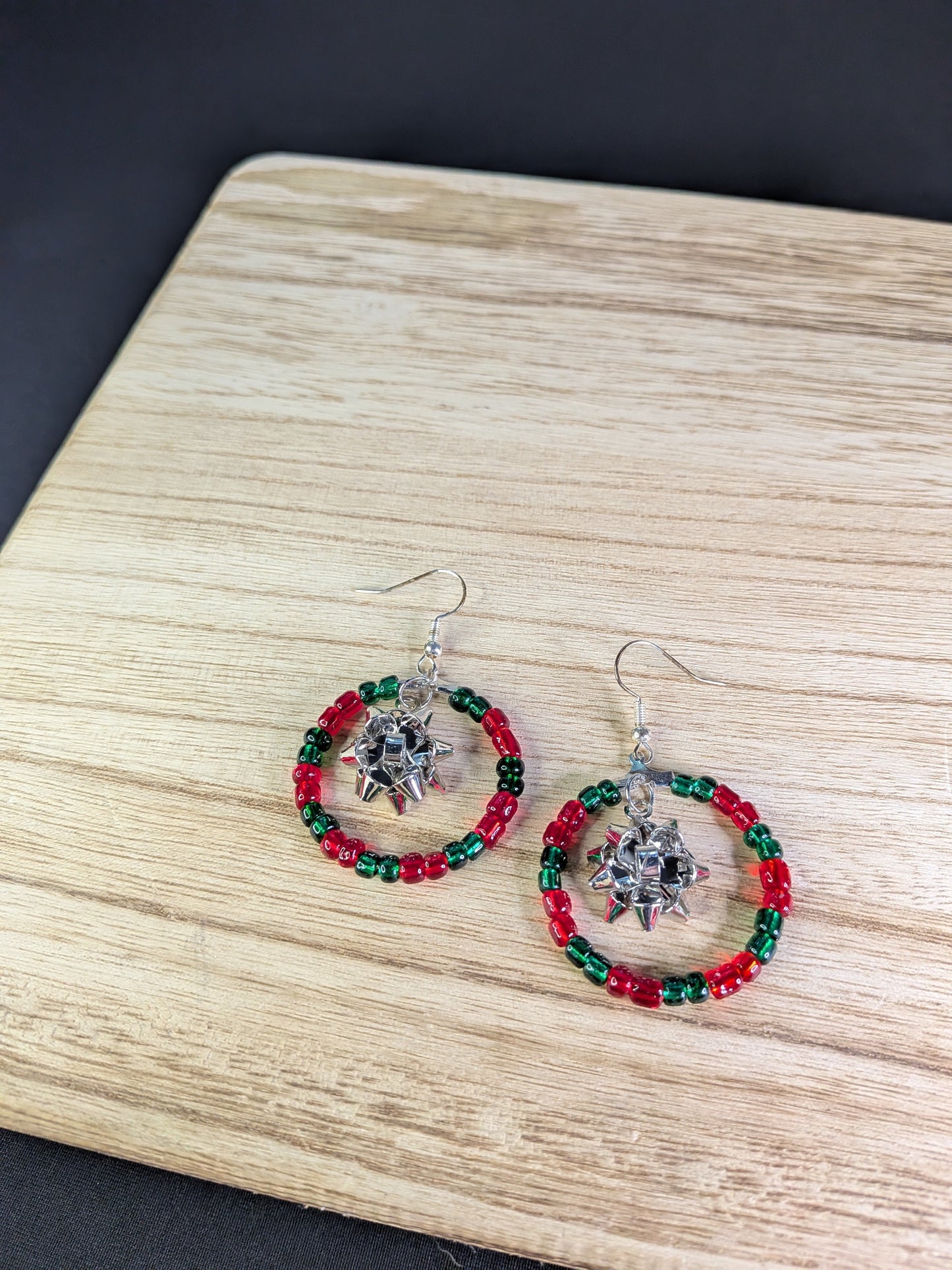 🎀 Silver Christmas Bow Seed Bead Hoop Earrings – Festive, Elegant & Sparkly Pretty Pineapple Bead Pretty Pineapple Bead