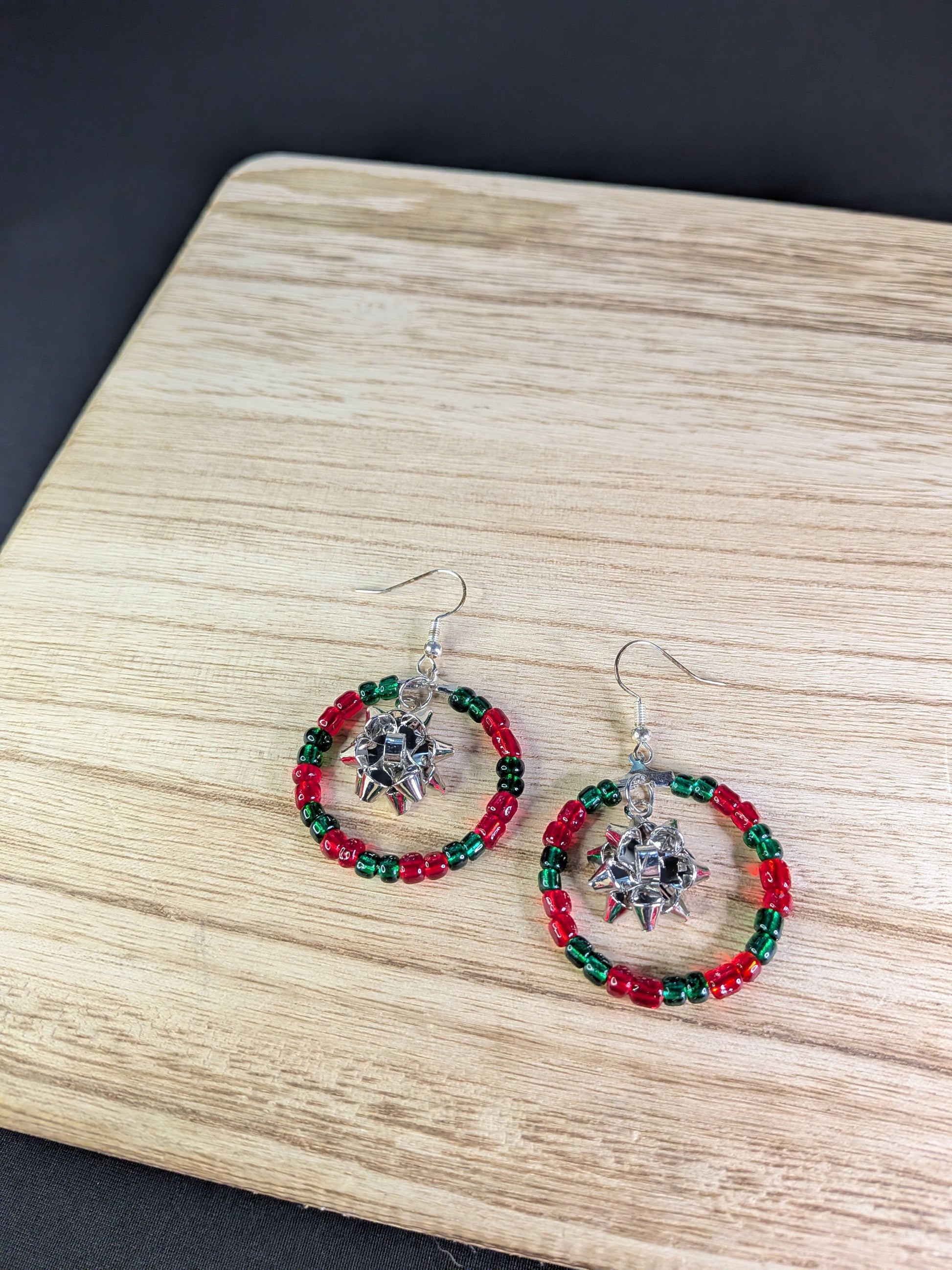 🎀 Silver Christmas Bow Seed Bead Hoop Earrings – Festive, Elegant & Sparkly Pretty Pineapple Bead Pretty Pineapple Bead