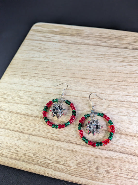 🎀 Silver Christmas Bow Seed Bead Hoop Earrings – Festive, Elegant & Sparkly Pretty Pineapple Bead Pretty Pineapple Bead