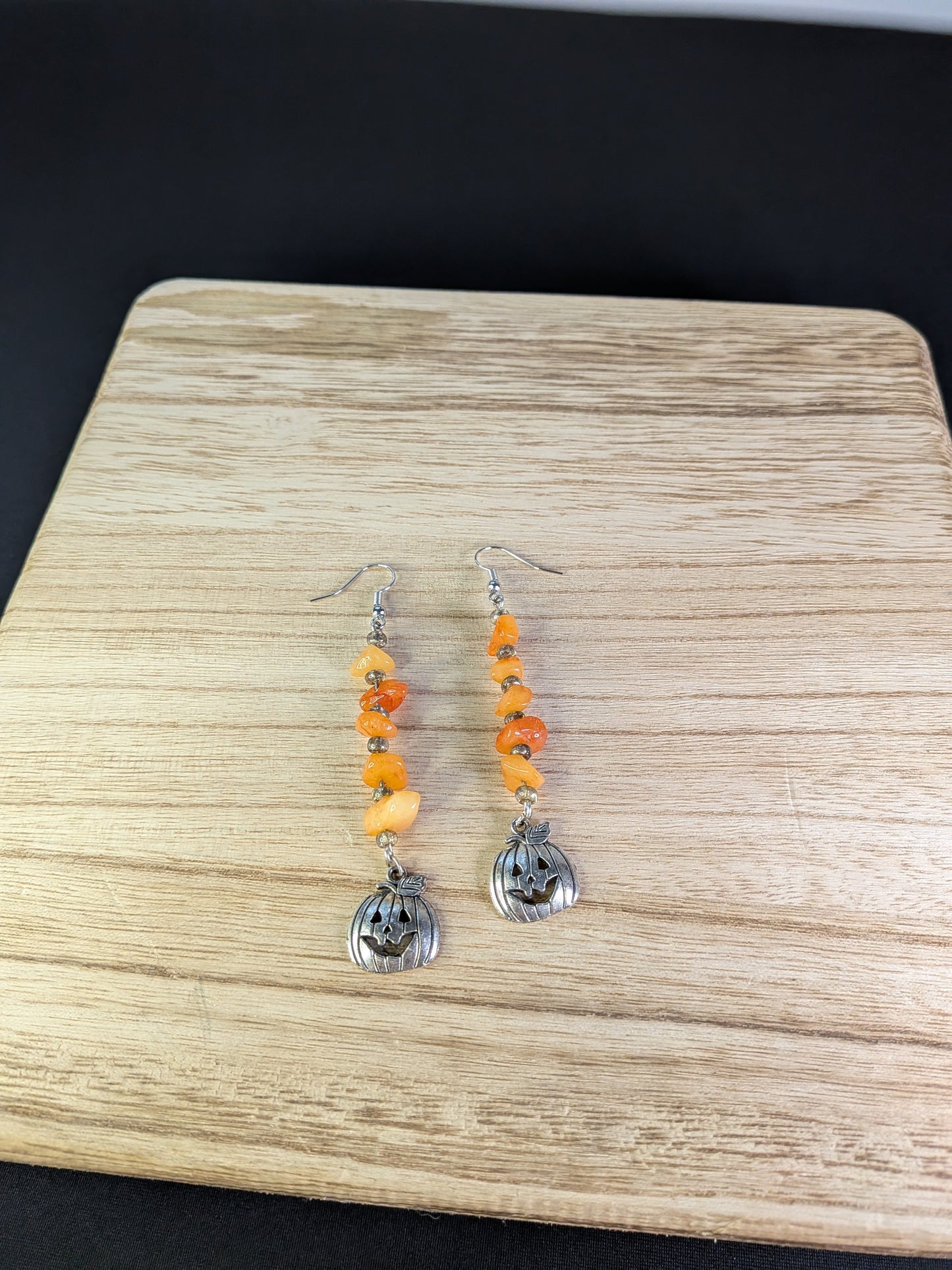 🎃 Jack-O’-Lantern Charm Earrings – Spooky, Playful & Festive Prettypineapplebead Prettypineapplebead