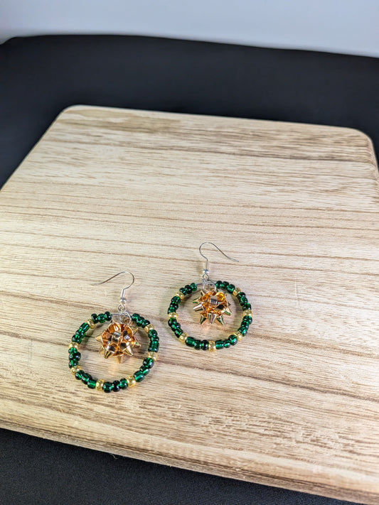 🎀 Green & Gold Christmas Bow Seed Bead Earrings – Festive, Elegant & Cheerful Pretty Pineapple Bead Pretty Pineapple Bead